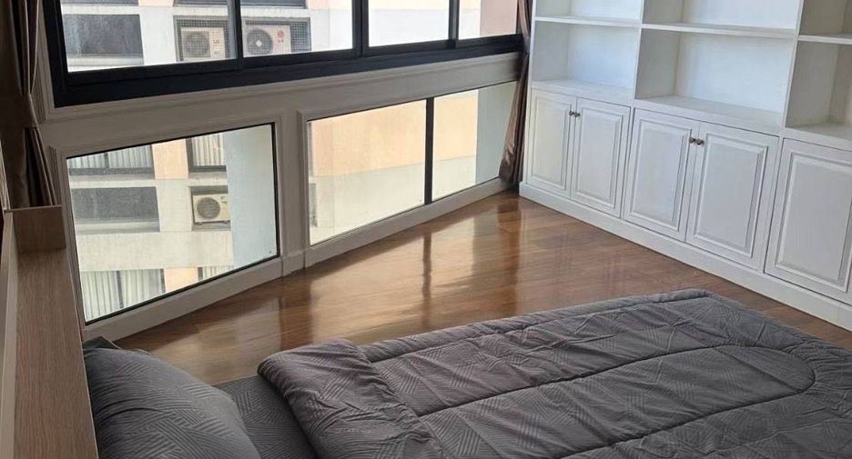 For rent 3 bedrooms condo in Khlong Toei, Bangkok