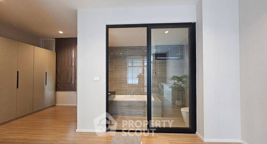 For rent 3 bedrooms townhouse in Suan Luang, Bangkok
