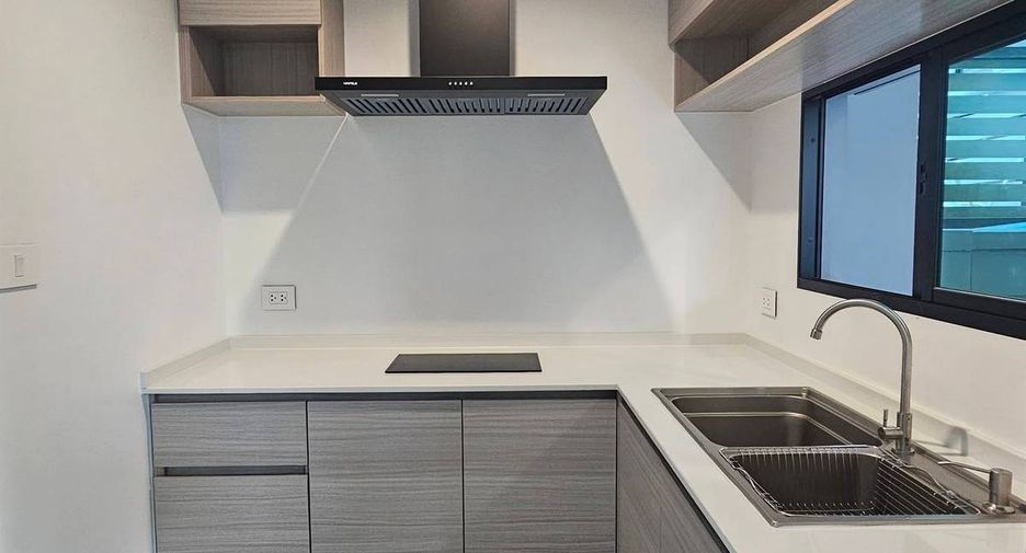 For rent 3 bedrooms townhouse in Suan Luang, Bangkok