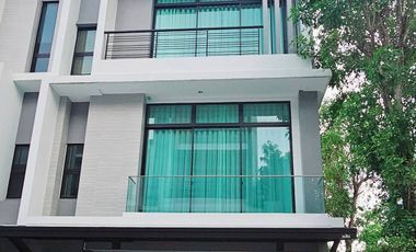 For rent 3 bedrooms townhouse in Suan Luang, Bangkok