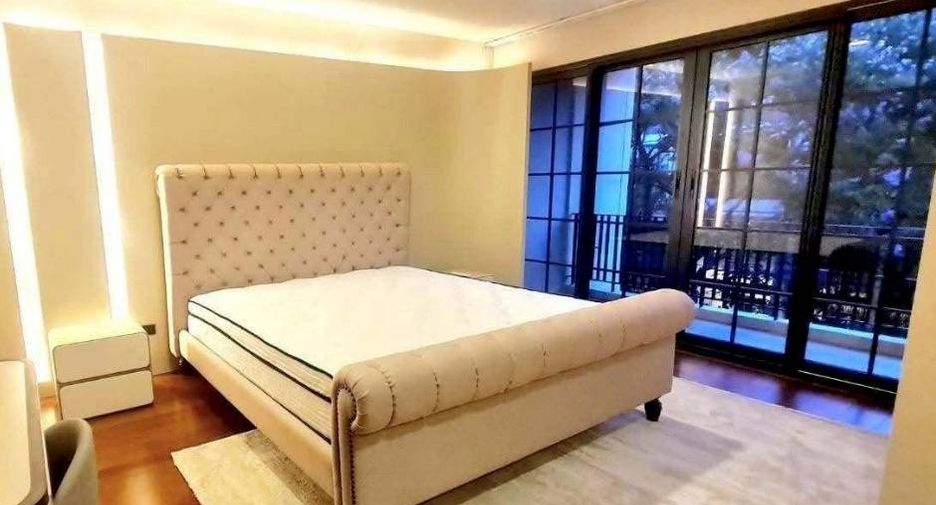 For rent 4 bedrooms townhouse in Watthana, Bangkok