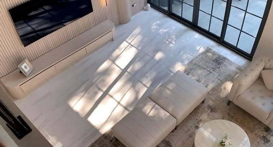 For rent 4 bedrooms townhouse in Watthana, Bangkok