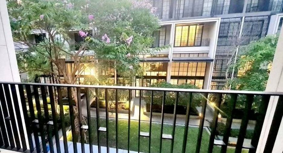 For rent 4 bedrooms townhouse in Watthana, Bangkok