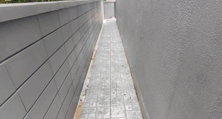 For rent 3 bedrooms townhouse in Suan Luang, Bangkok