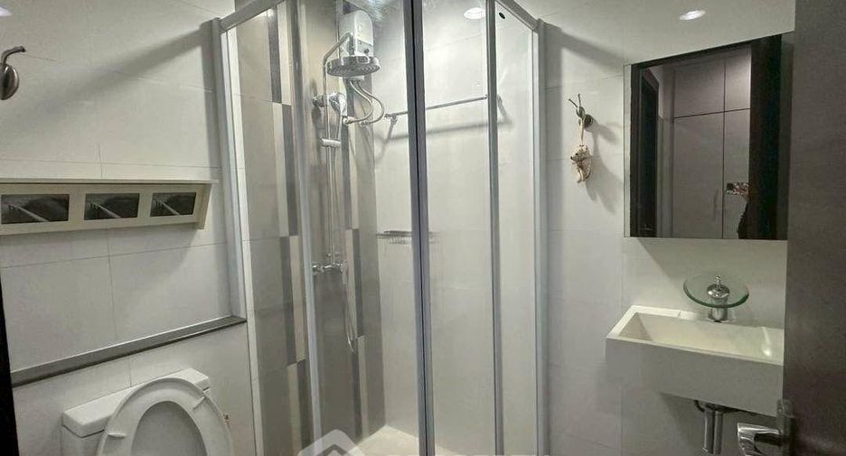 For rent 2 bedrooms condo in Huai Khwang, Bangkok