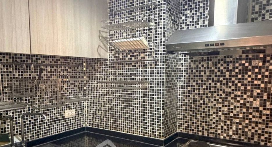 Wohnung zur Miete mit 3 Zimmer in Huai Khwang, Bangkok
