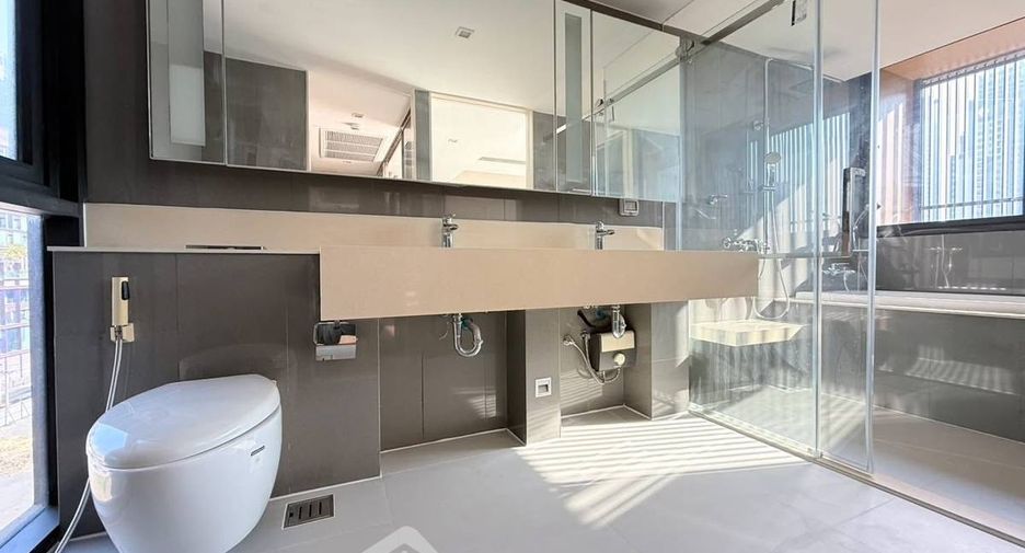 For rent 2 bedrooms condo in Khlong Toei, Bangkok