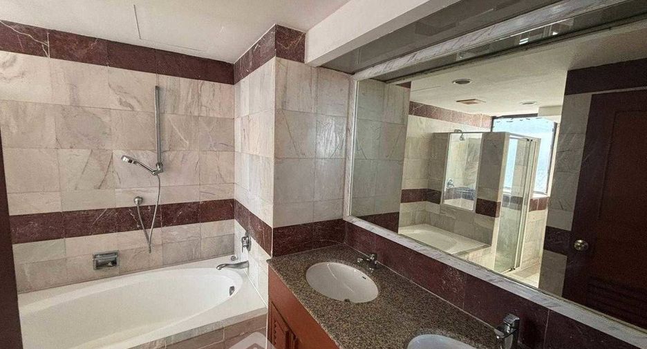 For rent 3 bedrooms condo in Khlong Toei, Bangkok
