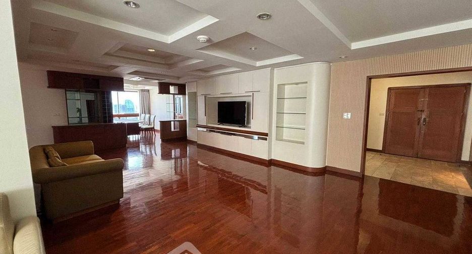 For rent 3 bedrooms condo in Khlong Toei, Bangkok