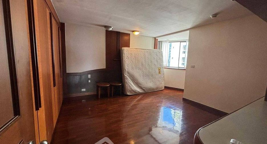 For rent 3 bedrooms condo in Khlong Toei, Bangkok