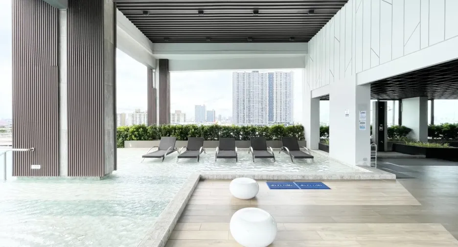 For rent studio condo in Mueang Samut Prakan, Samut Prakan