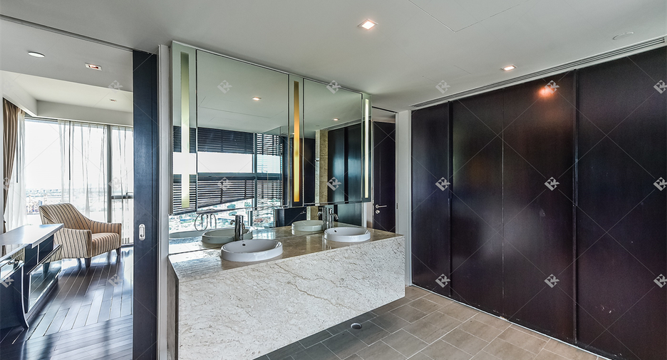 For sale 3 bedrooms condo in Yan Nawa, Bangkok