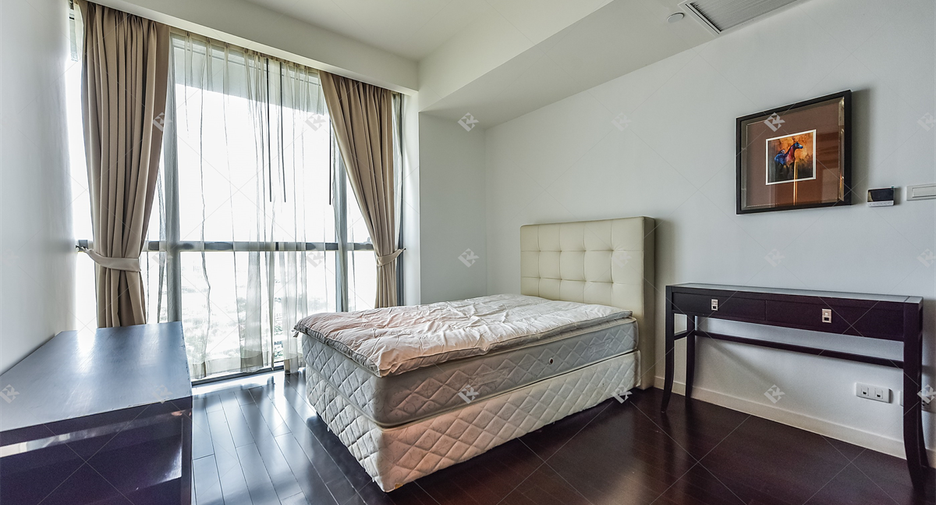 For sale 3 bedrooms condo in Yan Nawa, Bangkok