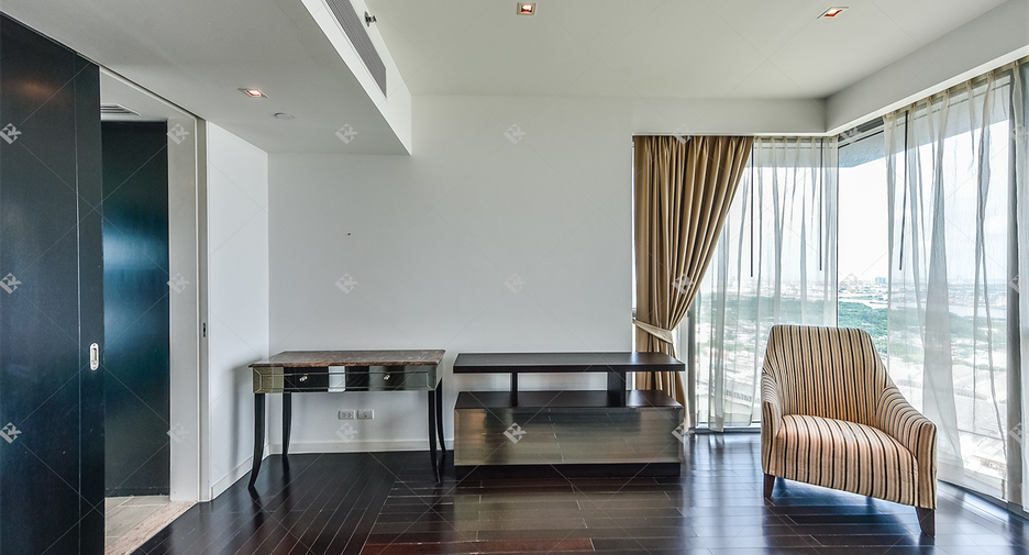 For sale 3 bedrooms condo in Yan Nawa, Bangkok