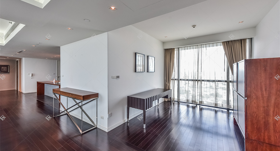 For sale 3 bedrooms condo in Yan Nawa, Bangkok