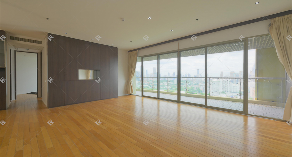 For rent 3 bedrooms condo in Khlong Toei, Bangkok