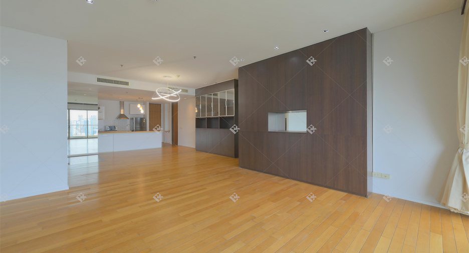 For rent 3 bedrooms condo in Khlong Toei, Bangkok