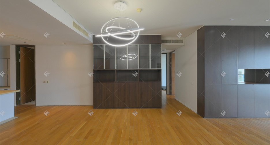For rent 3 bedrooms condo in Khlong Toei, Bangkok