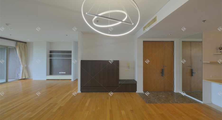 For rent 3 bedrooms condo in Khlong Toei, Bangkok