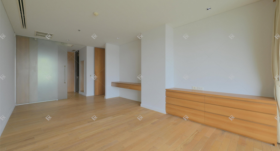 For rent 3 bedrooms condo in Khlong Toei, Bangkok