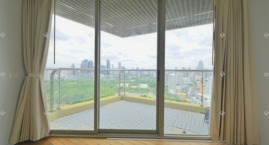 For rent 3 bedrooms condo in Khlong Toei, Bangkok