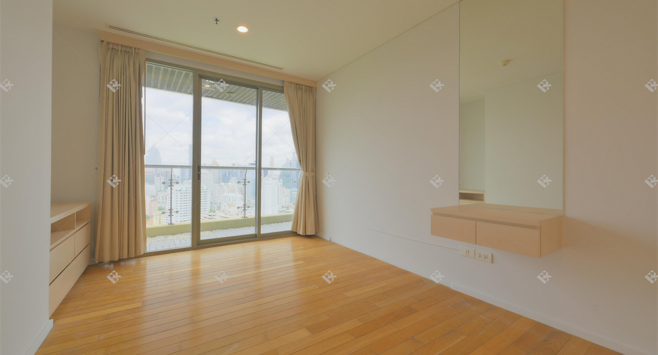 For rent 3 bedrooms condo in Khlong Toei, Bangkok