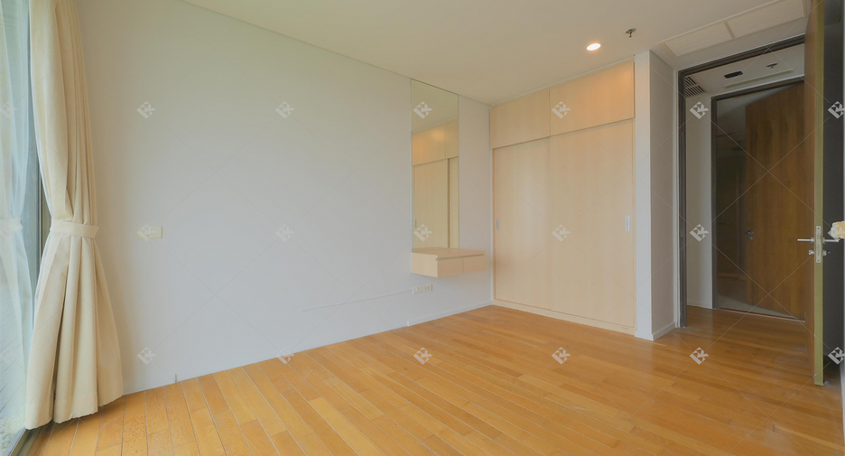 For rent 3 bedrooms condo in Khlong Toei, Bangkok