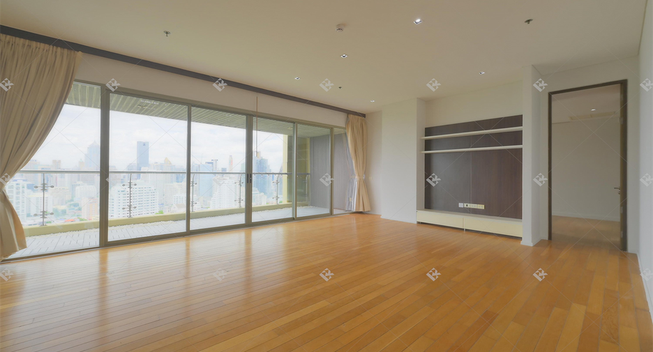 For rent 3 bedrooms condo in Khlong Toei, Bangkok
