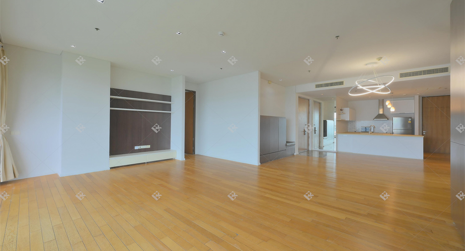 For rent 3 bedrooms condo in Khlong Toei, Bangkok