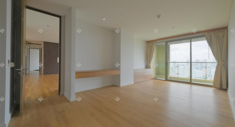 For rent 3 bedrooms condo in Khlong Toei, Bangkok