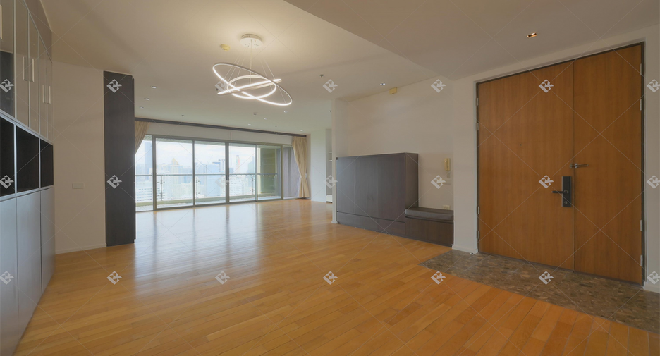For rent 3 bedrooms condo in Khlong Toei, Bangkok