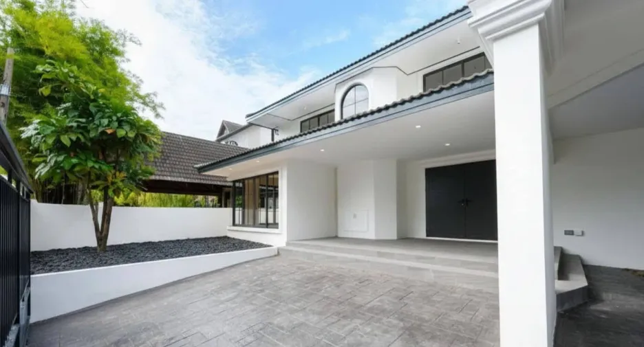 For sale 4 bedrooms house in Bang Na, Bangkok