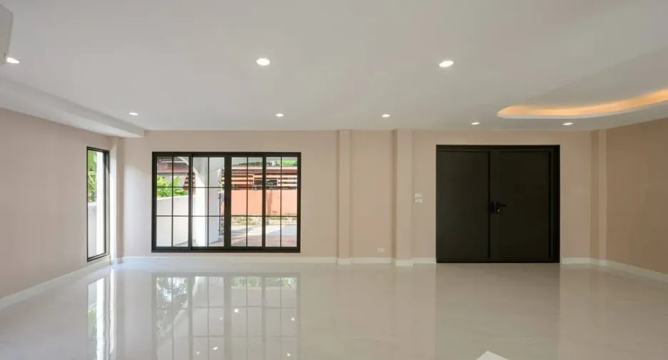 For sale 4 bedrooms house in Bang Na, Bangkok