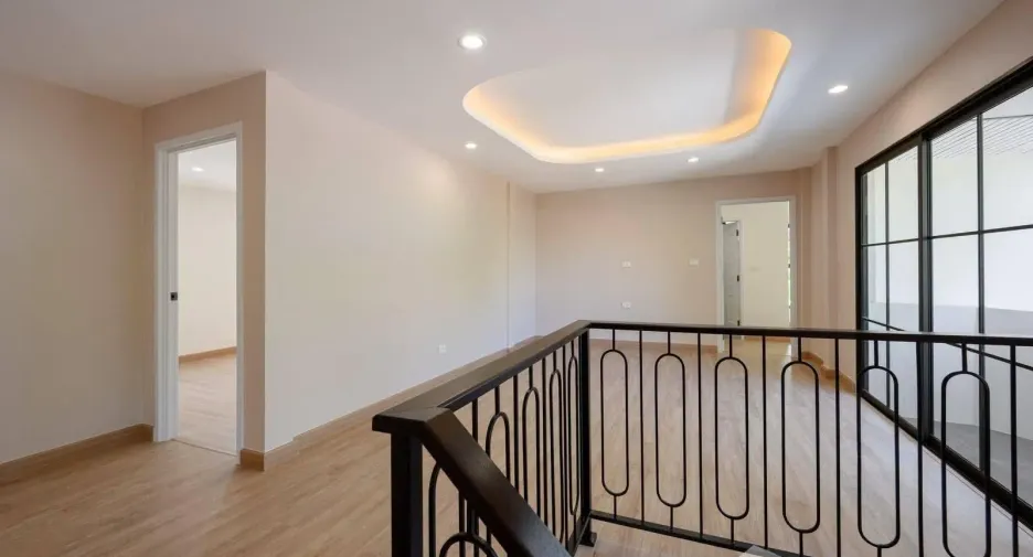 For sale 4 bedrooms house in Bang Na, Bangkok