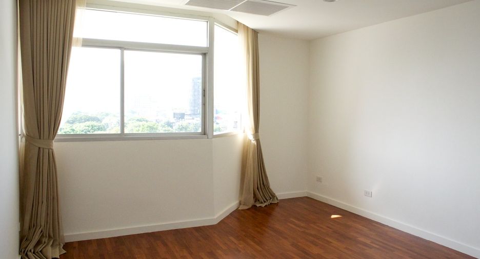 For rent 4 bedrooms condo in Watthana, Bangkok
