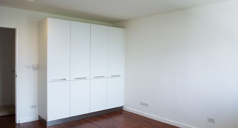 For rent 4 bedrooms condo in Watthana, Bangkok