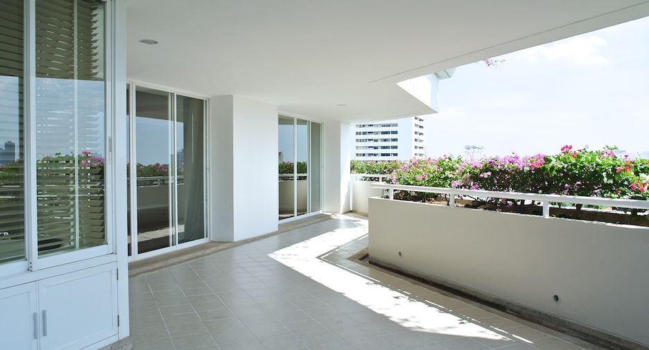 For rent 4 bedrooms condo in Watthana, Bangkok