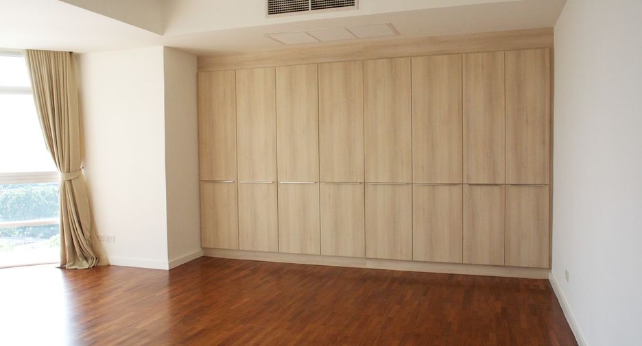 For rent 4 bedrooms condo in Watthana, Bangkok