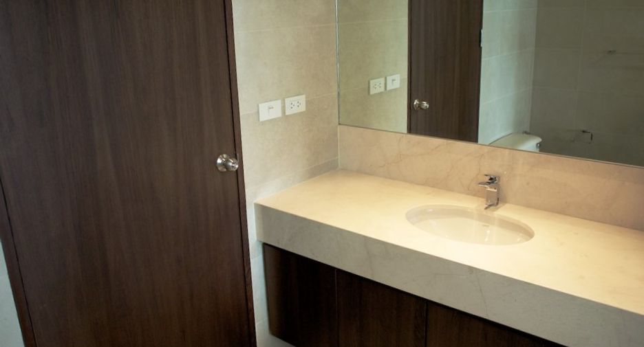 For rent 4 bedrooms condo in Watthana, Bangkok