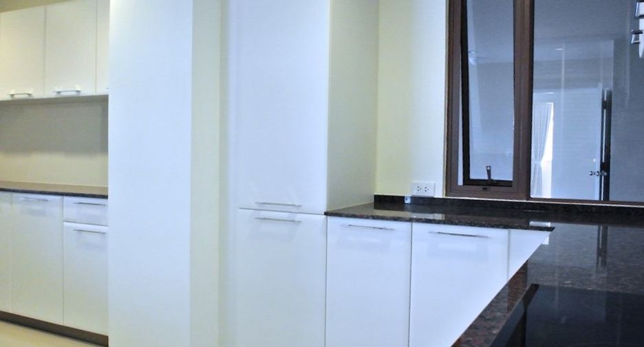 For rent 4 bedrooms condo in Watthana, Bangkok