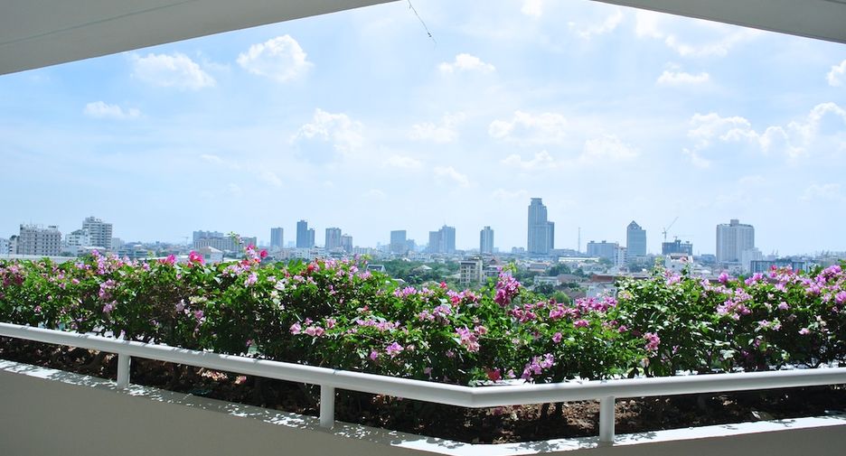 For rent 4 bedrooms condo in Watthana, Bangkok