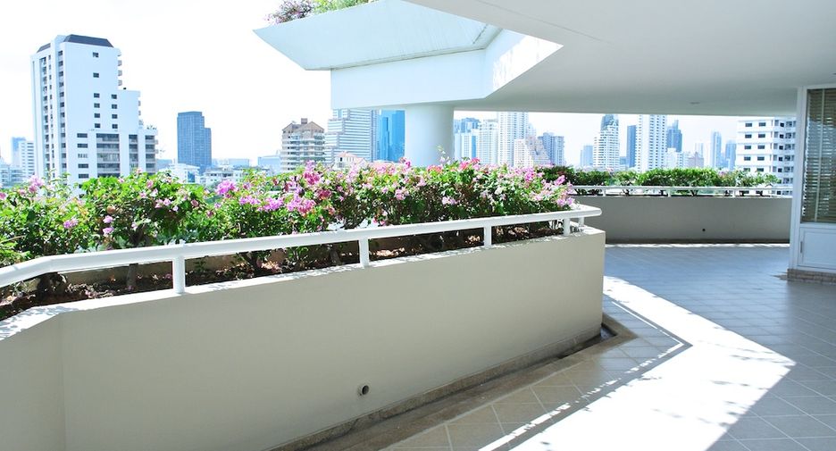 For rent 4 bedrooms condo in Watthana, Bangkok