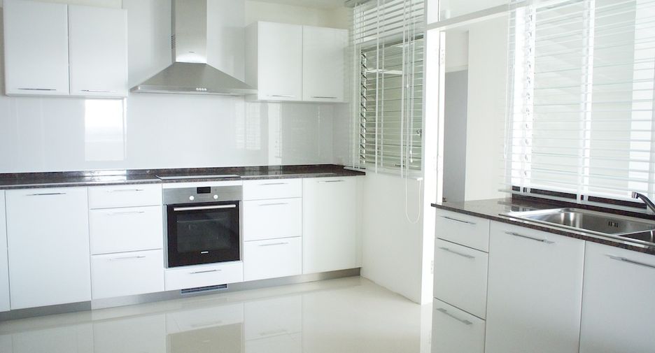 For rent 4 bedrooms condo in Watthana, Bangkok
