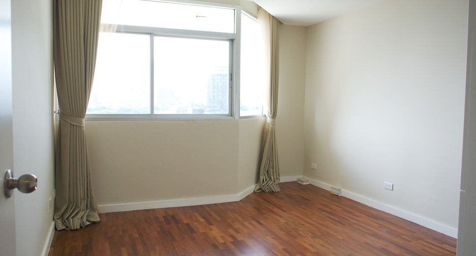 For rent 4 bedrooms condo in Watthana, Bangkok