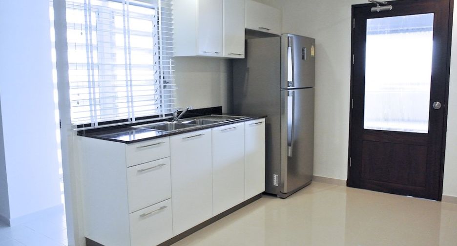 For rent 4 bedrooms condo in Watthana, Bangkok
