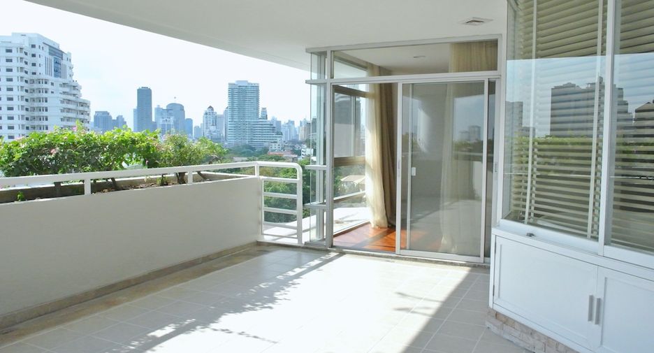 For rent 4 bedrooms condo in Watthana, Bangkok