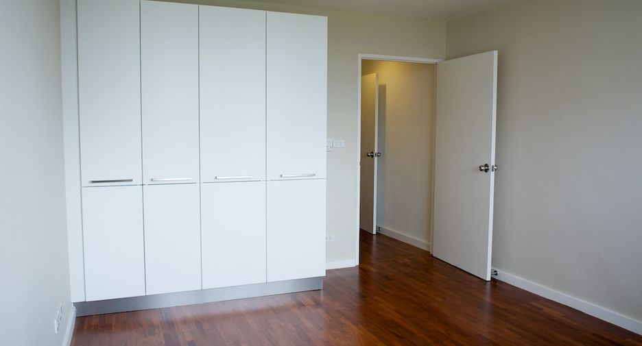 For rent 4 bedrooms condo in Watthana, Bangkok