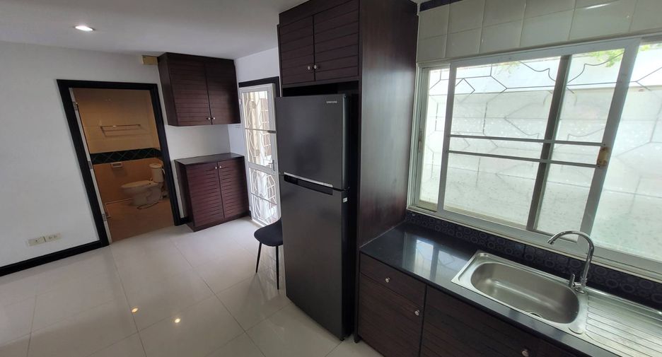 À louer 2 chambres condo à Phra Khanong, Bangkok