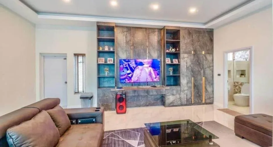For rent 5 bedrooms villa in Bang Lamung, Chonburi