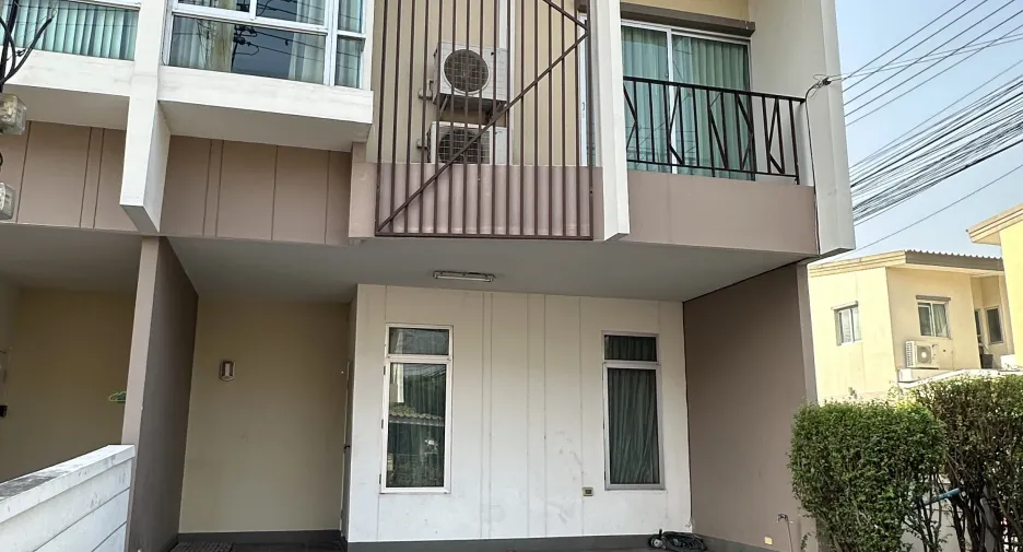 For sale and for rent 3 bedrooms townhouse in Mueang Pathum Thani, Pathum Thani